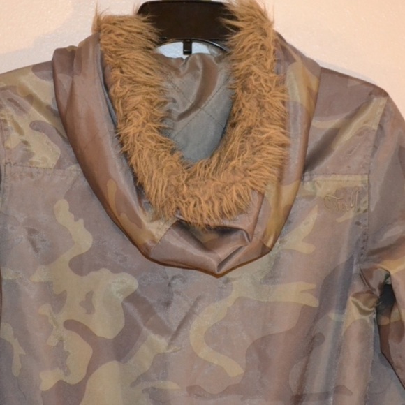 GUC!! O’NEIL - Camouflage Bomber Jacket With Faux Fur Hood. Very Cute!! Sz Small - Picture 5 of 8